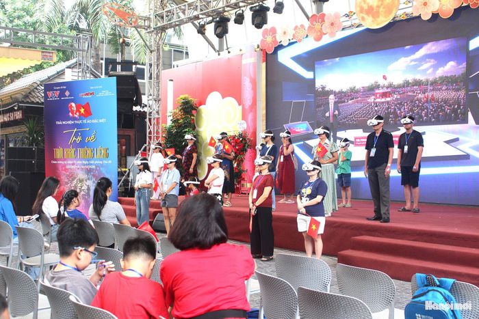 Chương trình “Trở về thời khắc thiêng liêng” diễn ra trong hai ngày 10 và 11-10, do Đài Tiếng nói Việt Nam phối hợp với UBND phường Cửa Nam tổ chức là hoạt động văn hóa ý nghĩa chào mừng kỷ niệm 72 năm Ngày Giải phóng Thủ đô (10/10/1954 - 10/10/2026). Với cách tiếp cận mới mẻ, chương trình thu hút đông đảo người dân, đặc biệt là giới trẻ cho thấy sức hút của những hoạt động văn hóa kết hợp công nghệ, đồng thời gợi mở hướng đưa lịch sử đến gần hơn với công chúng bằng những hình thức sáng tạo, giàu cảm xúc.