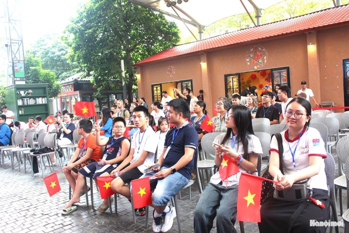 Nhiều người hào hứng ngồi chờ đến lượt, chăm chú theo dõi hướng dẫn và nhanh chóng hòa mình vào không gian lịch sử được tái hiện bằng công nghệ thực tế ảo (VR).