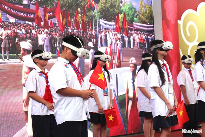 Ngay trong ngày đầu tiên mở cửa, hoạt động đã thu hút 1.350 lượt khách.