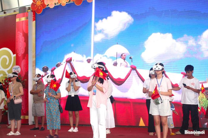 Từ những hình ảnh, âm thanh được tái hiện, câu chuyện lịch sử có thêm điểm chạm với cảm xúc của người xem, nhất là các bạn trẻ.
