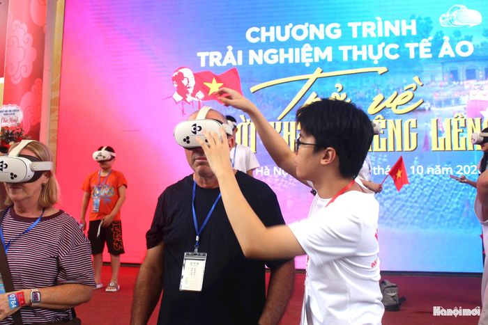 Chỉ với chiếc kính thực tế ảo, không gian Quảng trường Ba Đình ngày 2-9-1945 hiện ra trước mắt người trải nghiệm. Những lá cờ đỏ sao vàng, biển người dự lễ Độc lập và âm thanh từ thời khắc Chủ tịch Hồ Chí Minh đọc Tuyên ngôn Độc lập tạo nên khung cảnh chân thực, đưa người xem trở về một trong những dấu mốc thiêng liêng nhất của lịch sử Việt Nam.