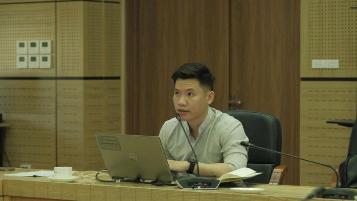 Anh Trần Hoàng Nam, phụ trách nền tảng Bản sao số Phường Cầu Giấy, giới thiệu và hướng dẫn cán bộ khai thác, vận hành hệ thống. Ảnh: PV