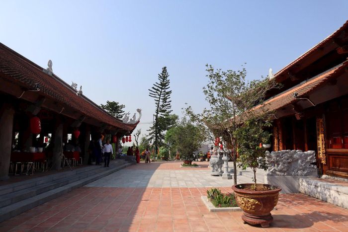 Trong 8 tháng đầu năm 2026, đình Vân Cốc đón hơn 3.000 lượt khách và hơn 30 đoàn đến tham quan, chiêm bái, tìm hiểu lịch sử, văn hóa. Ảnh: Nguyễn Mai