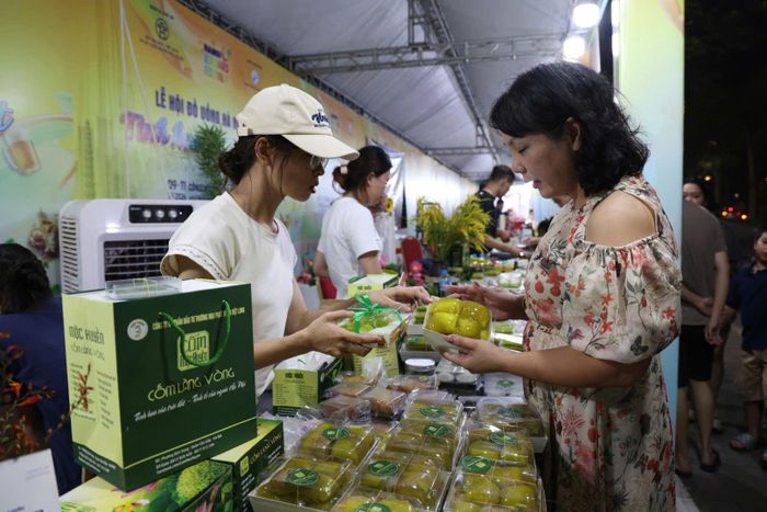 Du khách trải nghiệm các sản phẩm tại lễ hội. Ảnh: Hoàng Lân