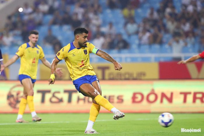 Sau khi tham khảo VAR, trọng tài vẫn giữ quyết định thổi 11m. Brenner Marlos Varanda De Oliveira được giao trọng trách sút phạt đền. Cầu thủ này đánh lừa được Văn Chuẩn nhưng lại sút bóng đi chệch khung thành.