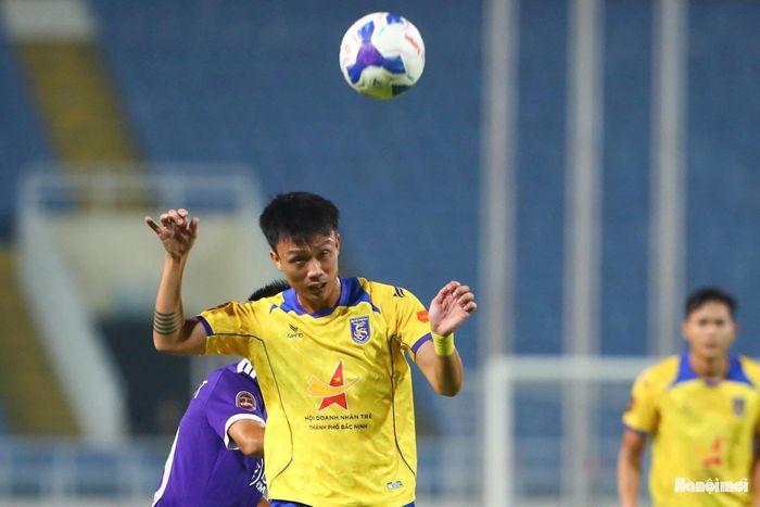 Dù được thi đấu trên sân nhà nhưng Hà Nội FC có màn nhập cuộc không tốt trước Bắc Ninh và để đối thủ tạo ra những tình huống nguy hiểm về phía khung thành của thủ môn Quan Văn Chuẩn.