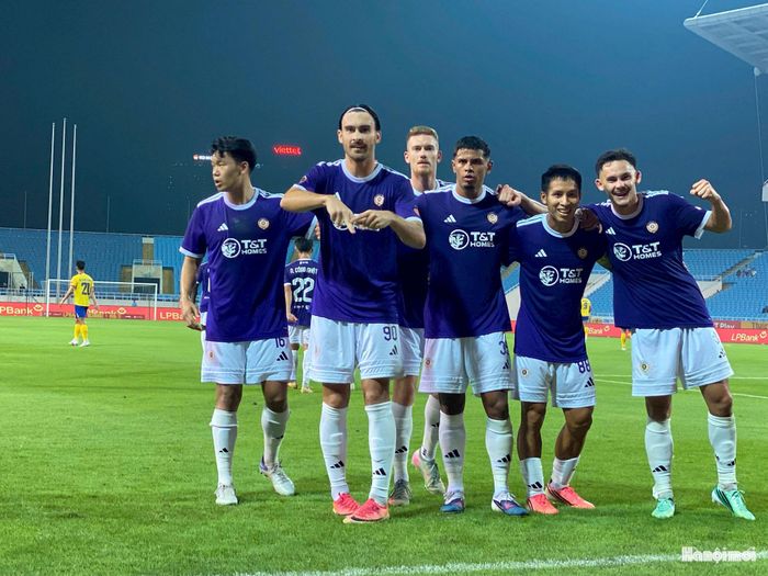 Ngoài ra Jung Andrew Patrick, Hà Nội FC còn một cầu thủ ghi bàn ở mùa giải năm nay là Nguyễn Văn Tùng trong trận đấu với SLNA.