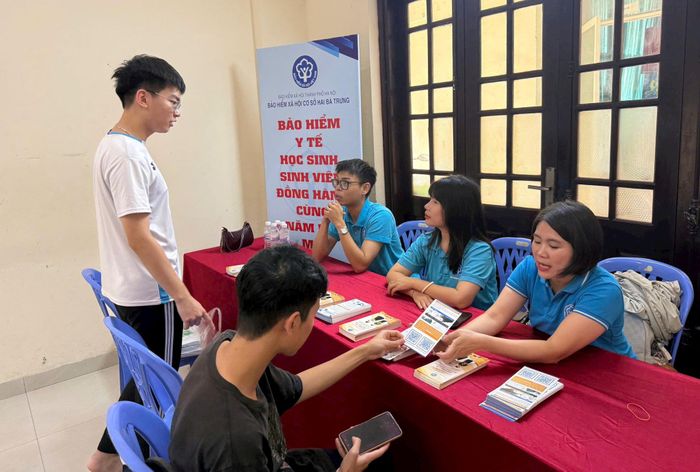 BHXH cơ sở Hai Bà Trưng phối hợp với Trường Đại học Kinh doanh và Công nghệ Hà Nội tổ chức Điểm tư vấn về chính sách BHYT học sinh, sinh viên.