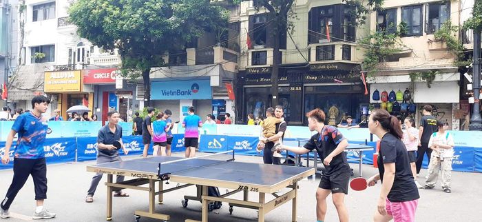 Người hâm mộ giao lưu bóng bàn với các VĐV nổi tiếng, trong đó có tay vợt Đoàn Bá Tuấn Anh (ngoài cùng bên trái). Ảnh: Minh An