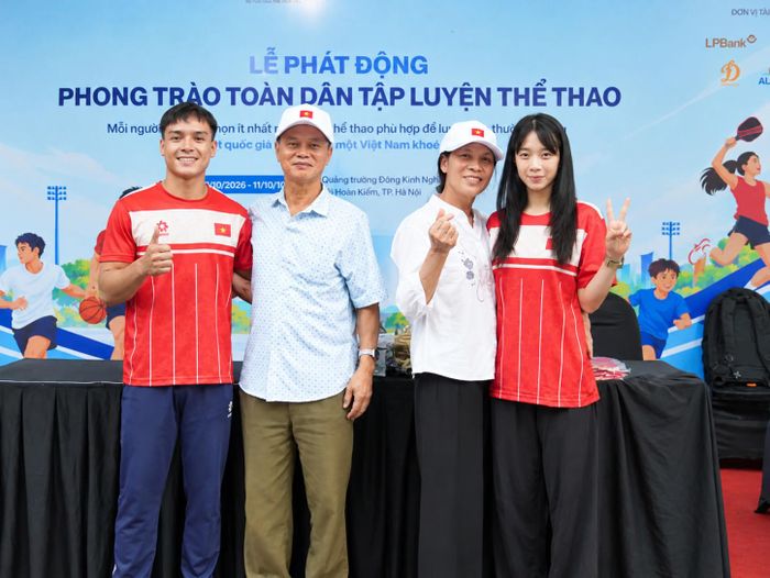 Võ sĩ Đinh Văn Tâm và Dương Thúy Vi giao lưu với người hâm mộ. Ảnh: Vân Vân