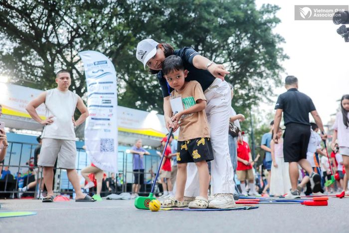 Trải nghiệm với môn golf mang đến kỷ niệm đáng nhớ cho các em nhỏ. Ảnh: VGA.