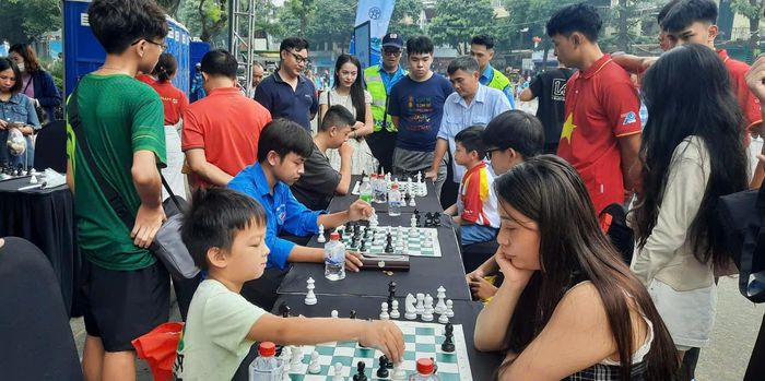 Đông đảo người dân giao lưu cờ vua tại chương trình. Ảnh: Minh An