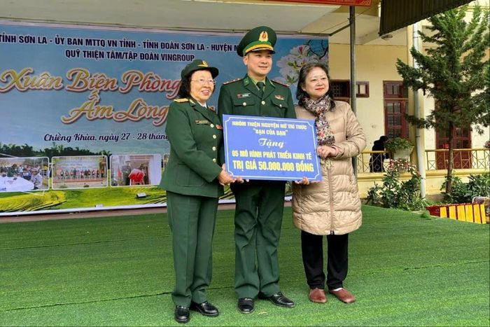 Bà Nguyễn Kim Nữ Hiếu cùng nhóm "Bạn của bạn" trao tặng mô hình hỗ trợ phát triển kinh tế cho bà con Sơn La. Ảnh: NVCC