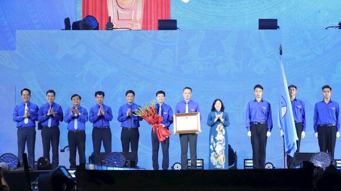 Ủy viên Bộ Chính trị, Bí thư Trung ương Đảng, Chủ tịch Ủy ban Trung ương Mặt trận Tổ quốc Việt Nam Bùi Thị Minh Hoài trao Huân chương Lao động hạng Nhất cho Hội Liên hiệp Thanh niên Việt Nam. Ảnh: Hải Lâm