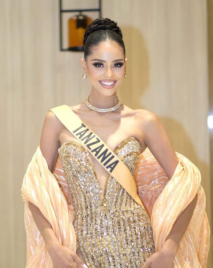 Trong suốt cuộc thi, cô theo đuổi phong cách thời trang thanh lịch và sử dụng lối trang điểm tông nude nhẹ nhàng, tôn vẻ đẹp tự nhiên.