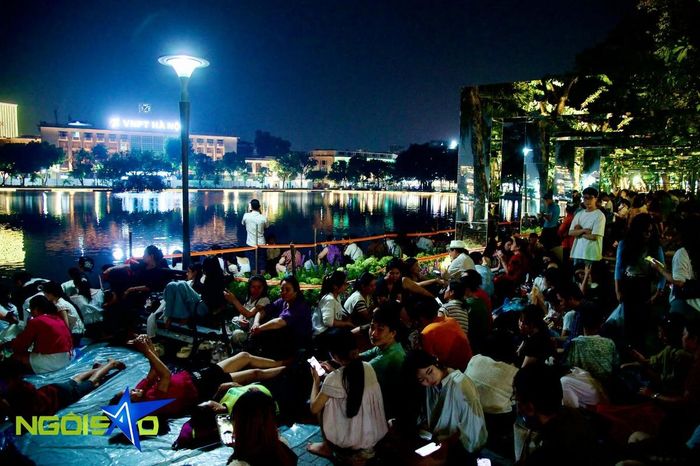 Khu vực quanh bờ hồ chật kín người từ sớm. Nhằm đảm bảo an toàn cho sự kiện, lực lượng chức năng phân luồng, hạn chế phương tiện tại một số khu vực tổ chức bắn pháo hoa. Quanh hồ Gươm, đường Đinh Tiên Hoàng bị cấm theo từng đoạn, từng khung giờ.