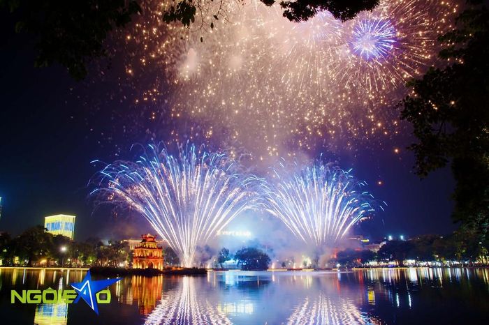 Trận địa pháo hoa đặt trước Bưu điện Hà Nội, bên hồ Hoàn Kiếm, gồm 1.725 quả pháo tầm cao, 500 quả pháo tầm thấp và các giàn hỏa thuật bố trí trên mặt nước.