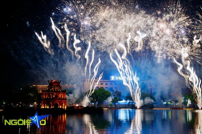 Những chùm pháo hoa đủ màu sắc liên tiếp bung nở trên bầu trời, tạo nên khung cảnh lung linh giữa màn đêm.