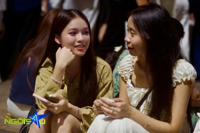 Hồng Hạnh cùng bạn chờ ngắm pháo hoa từ 18h. 'Dù đã chuẩn bị tinh thần và đến từ khá sớm nhưng em bất ngờ khi mọi người đến đông như vậy', cô nói.