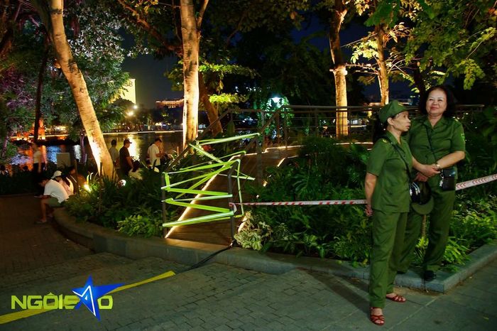 Không gian cầu cạn "dải lụa ký ức" được lực lượng chức năng chăng dây ở hai đầu lên xuống nhằm tránh tình trạng quá tải.