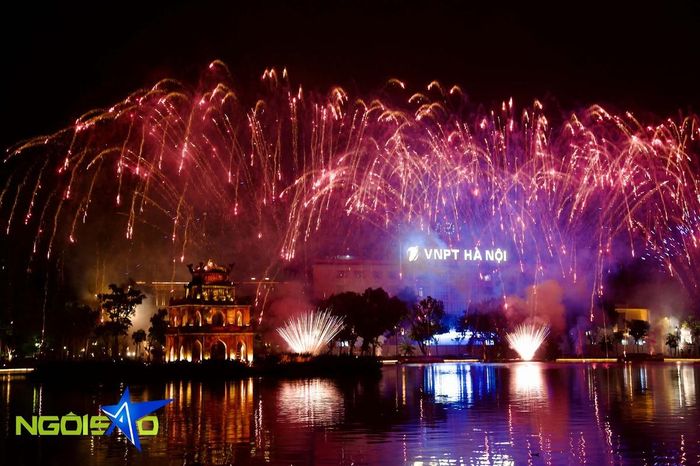 Đây là năm đầu tiên Hà Nội trình diễn pháo nổ trên mặt nước tại khu vực Hồ Hoàn Kiếm và Hồ Tây cùng với dàn hỏa thuật đặc sắc.