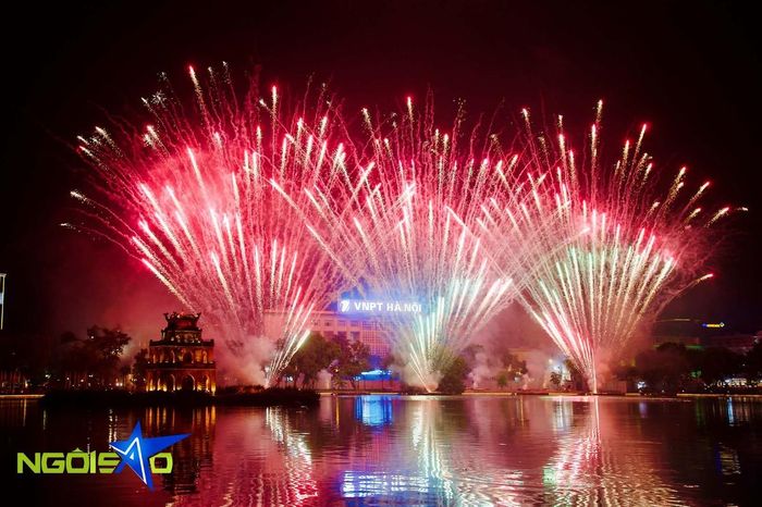 Màn pháo hoa là một trong những hoạt động chào mừng kỷ niệm 72 năm Ngày Giải phóng Thủ đô, thu hút đông đảo người dân, du khách tham gia và tạo không khí sôi động tại nhiều khu vực ở Hà Nội.