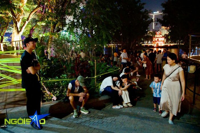 20h, các trục đường trong không gian phố đi bộ Hồ Gươm đông dần.