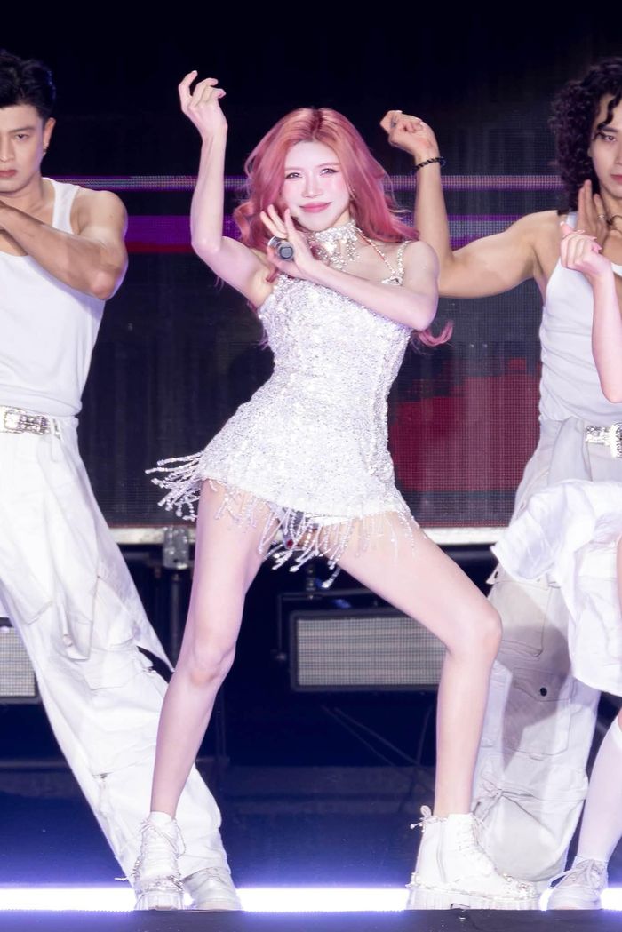 Sự xuất hiện của Trang Pháp tại "Wuhu Super Concert" không chỉ là một sân khấu cá nhân tại Trung Quốc, mà còn là thể hiện nỗ lực của nghệ sĩ Việt khi hoạt động trên thị trường quốc tế.