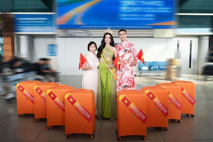 Sáng 18/9, Emoura lên đường sang Thái Lan dự thi. Tại sân bay Tân Sơn Nhất, mẹ cô, bà Phương Hà, 58 tuổi, bật khóc khi chia tay con gái. Anh trai người đẹp ở bên động viên mẹ trong khoảnh khắc này. Mẹ và anh trai đồng hành với Emoura từ cuộc thi trong nước đến hành trình đại diện Việt Nam ở đấu trường quốc tế. Theo người đẹp, mẹ là hình mẫu để cô noi theo, dạy cô giữ gìn đạo đức và luôn dành những điều tốt đẹp nhất cho hai con. Bà một mình nuôi con, vừa làm cha vừa làm mẹ, đôi khi nghiêm khắc nhưng luôn là điểm tựa của gia đình. Emoura cho biết yêu và trân trọng những hy sinh của mẹ. Gia đình cô dự định sắp xếp công việc để sang Thái Lan cổ vũ trong thời gian người đẹp tranh tài.