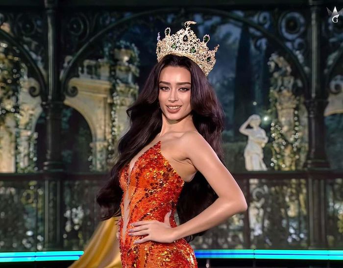 Ngày 23/9, tại lễ chào mừng và họp báo với truyền thông quốc tế, Emoura từng gặp sự cố khi vấp và làm rơi vương miện. Khi nhận ra chiếc vương miện sắp chạm sàn, cô nhanh chóng chụp lại, lấy lại bình tĩnh và tiếp tục phần trình diễn. Video ghi lại khoảnh khắc này thu hút hơn 100.000 lượt xem trên Facebook trong khoảng một giờ, cùng hàng trăm bình luận. Nhiều khán giả chú ý đến cách người đẹp xử lý tình huống và nhanh chóng trở lại với phần xuất hiện của mình.