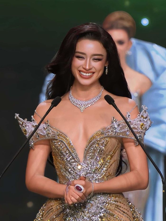 Ở phần thi ứng xử dành cho top 5, trước câu hỏi: "Theo bạn, một người phụ nữ có bản lĩnh cần sở hữu những phẩm chất nào?". Trả lời ban giám khảo, Emoura Phạm ví người phụ nữ bản lĩnh như một cây cầu kết nối và nâng đỡ người khác. Cô chia sẻ dự án xây 100 cây cầu tại Đồng bằng sông Cửu Long nhằm giúp trẻ em đến trường thuận lợi hơn, cải thiện cuộc sống cho các gia đình khó khăn. "Tôi tin rằng một người phụ nữ bản lĩnh cần biết kết nối mọi người. Cô ấy nên là nhịp cầu giúp những người khác có thêm sức mạnh, cơ hội và khả năng vươn lên", cô nói. Phần thi của người đẹp Việt Nam nhận tràng pháo tay tán thưởng từ đông đảo khán giả.
