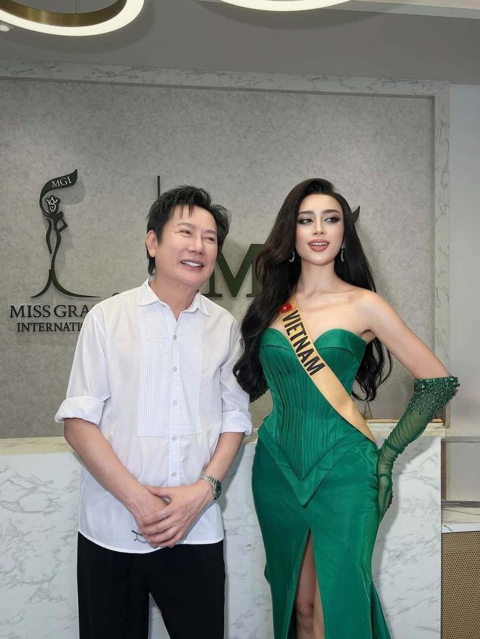 Một dấu mốc đáng chú ý khác là kết quả khảo sát sau vòng phỏng vấn kín ngày 4/10. Emoura nhận 14 lượt bình chọn từ các thí sinh cho khả năng giành vương miện, đứng đầu danh sách. Đại diện Tanzania xếp sau với 13 lượt, trong khi Thái Lan nhận bảy lượt. Trong buổi phỏng vấn, khi được hỏi sẽ chọn ai đăng quang nếu bản thân không chiến thắng, Emoura cho biết đây là câu hỏi khó bởi mỗi thí sinh đều có thế mạnh riêng. Cô không nêu tên một ứng viên cụ thể mà bày tỏ sự trân trọng với những người cùng tranh tài. Người đẹp nói không suy nghĩ quá nhiều về kết quả khảo sát, thay vào đó tập trung hoàn thành các phần thi. Theo cô, sự ủng hộ của các đối thủ có thể đến từ việc bản thân thường xuyên giúp đỡ và đồng hành với họ trong cuộc thi.