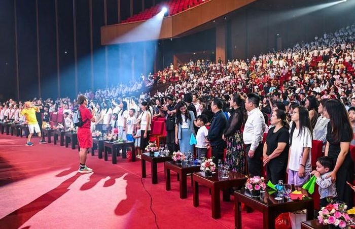Cuối phần giao lưu, Tự Long, Xuân Bắc hướng dẫn khán giả đứng tại chỗ, cùng đọc 5 điều Bác Hồ dạy.