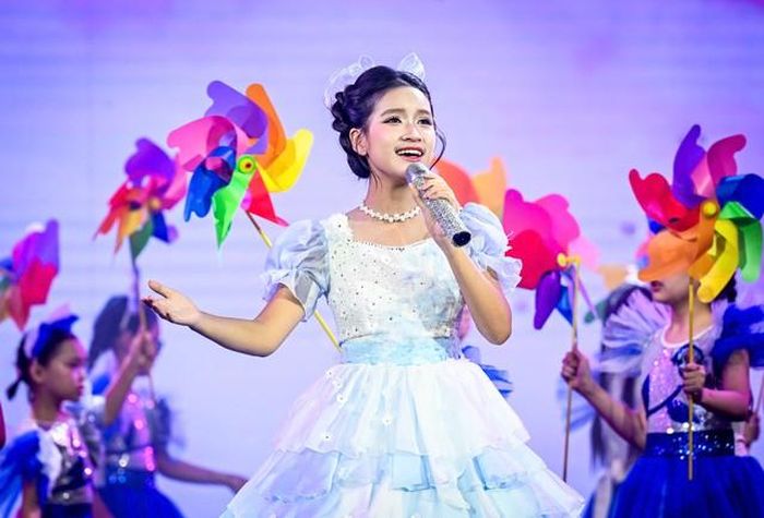 Thiên Kim hát ca khúc Bay lên ước mơ (Đặng Châu Anh) trong phần ba Bầu trời ước mơ. Chương nhạc gồm những tác phẩm khác như Ếch cốm đại vương (Harose, Masew), Be A Star (Huỳnh Hiền Năng), truyền thông điệp về sự nỗ lực, kiên trì, không ngừng khám phá thế giới xung quanh để tìm được điều bản thân mong muốn.