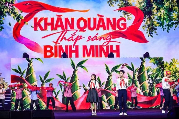 Chắp cánh tuổi thơ dẫn dắt người nghe qua ba chương nhạc, mở đầu là Miền ký ức với hình ảnh mái trường, khăn quàng đỏ, những giai điệu khơi gợi tình yêu quê hương, đất nước, tinh thần học tập, lao động.