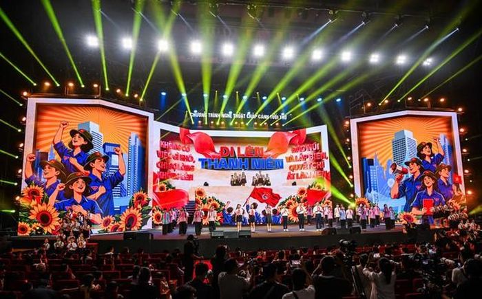 Các em nhỏ biểu diễn liên khúc Cùng nhau ta đi lên (Phong Nhã) - Tiến lên đoàn viên (Phạm Tuyên) - Thanh niên làm theo lời Bác (Hoàng Hà).