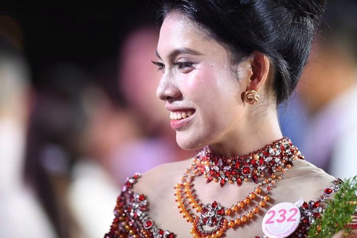 Thí sinh Neang Lin - cựu sinh viên ngành Ngôn ngữ Anh, Trường Đại học Cần Thơ và là người dân tộc Khmer đầu tiên của vùng Đồng bằng sông Cửu Long tham gia Hoa hậu Việt Nam 2026. Dừng chân tại chung khảo, với Neang Lin cảm giác buồn và tiếc nuối là điều khó tránh khỏi nhưng nhìn lại chặng đường đã qua, cô cho rằng mình nhận được nhiều hơn những gì có thể đong đếm bằng kết quả cuộc thi.