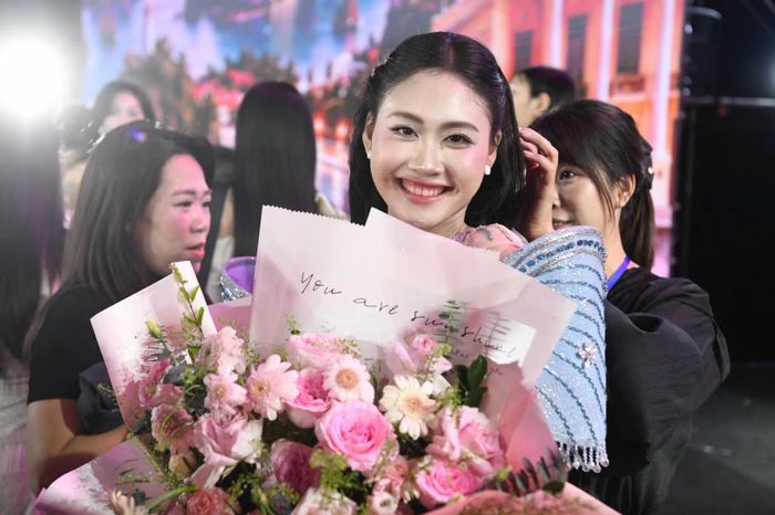 Không chỉ có nước mắt chia tay, sân khấu Chung khảo Hoa hậu Việt Nam 2026 còn ghi lại những nụ cười của thí sinh khi nhìn lại hành trình đã qua.