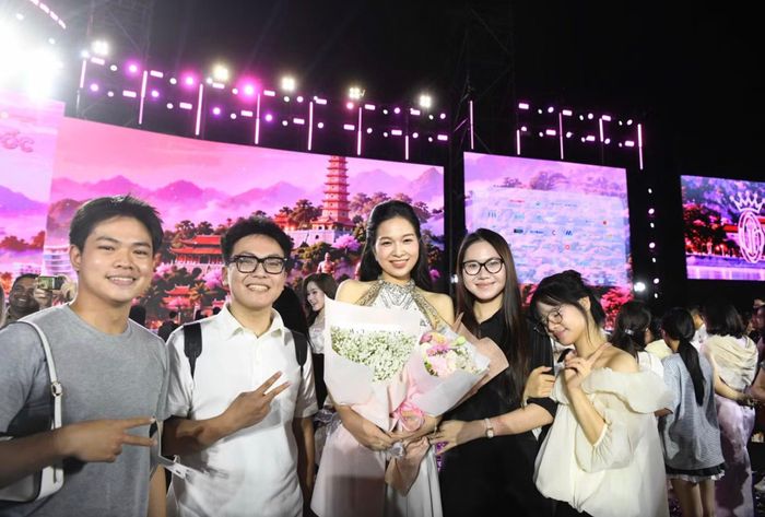 Người thân có mặt để chúc mừng những thí sinh đi tiếp, đồng thời an ủi các cô gái phải dừng bước.