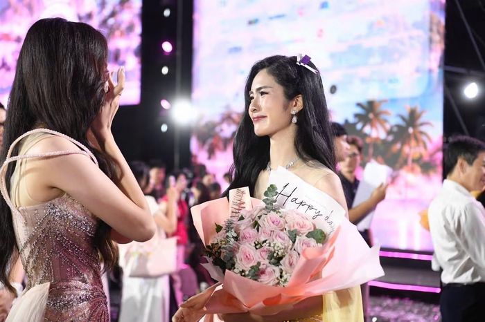 Giữa sân khấu đông người, việc phải nói lời tạm biệt những người bạn đã cùng mình trải qua nhiều ngày tập luyện khiến nhiều thí sinh xúc động.