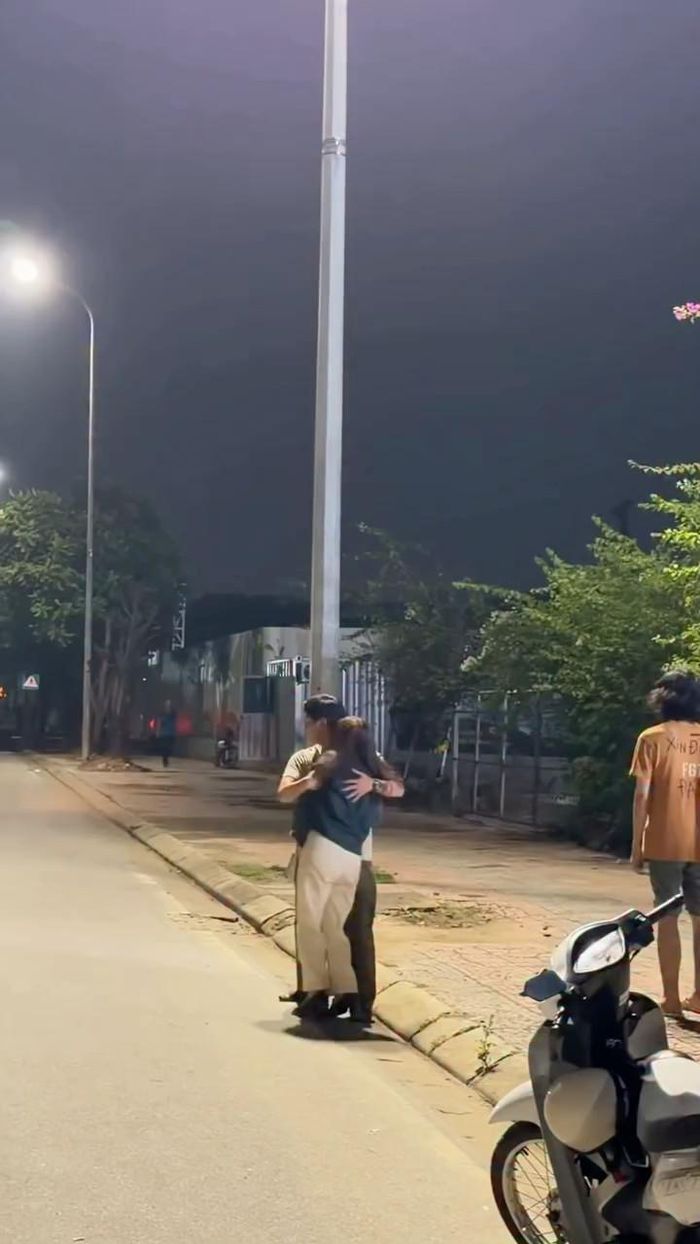 Cảnh "anh hùng cứu mỹ nhân" viral trên mạng xã hội