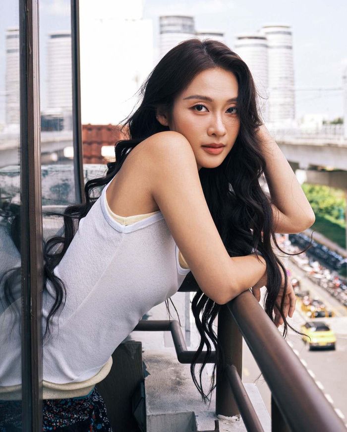 Từ khi có bầu, Khả Ngân luôn nhìn mọi chuyện bằng sự biết ơn. Dịp sinh nhật tròn 29 tuổi hồi cuối tháng 7, cô phát hành ca khúc Cảm ơn những gì đã qua và cho biết không phải bước chuyển hướng sang ca hát mà là món quà dành cho bản thân. Đây cũng là lời tự sự về hành trình trưởng thành sau những biến cố trong cuộc sống và sự nghiệp. Trước đó, cô có nửa năm không đóng phim, ít hoạt động.
