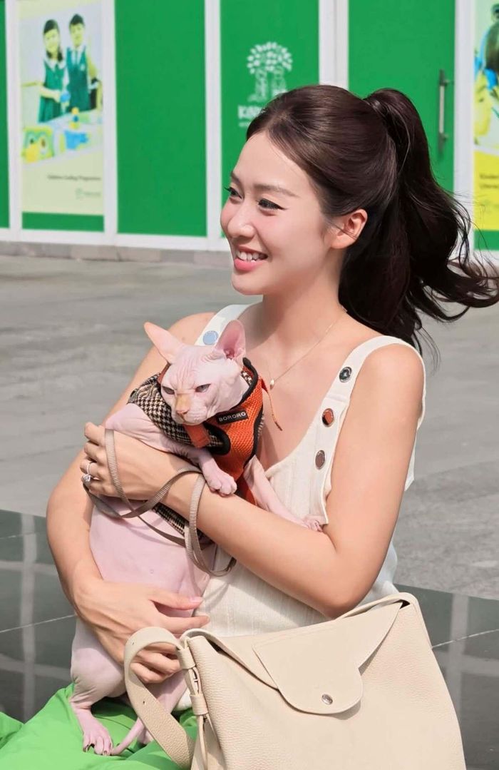 Sau khi công khai chuyện tình cảm, Khả Ngân vẫn hạn chế đăng những khoảnh khắc bên cạnh Nhan Phúc Vinh. Cô chỉ khoe những món quà đắt tiền anh tặng, trong đó có Hermès Birkin 30 Black Togo Gold Hardware, chiếc vòng tay từ bộ sưu tập Love của Cartie... Tổng trị giá của hộp quà nhân dịp cầu hôn Nhan Phúc Vinh dành cho vợ chưa cưới lên tới hơn một tỷ đồng.