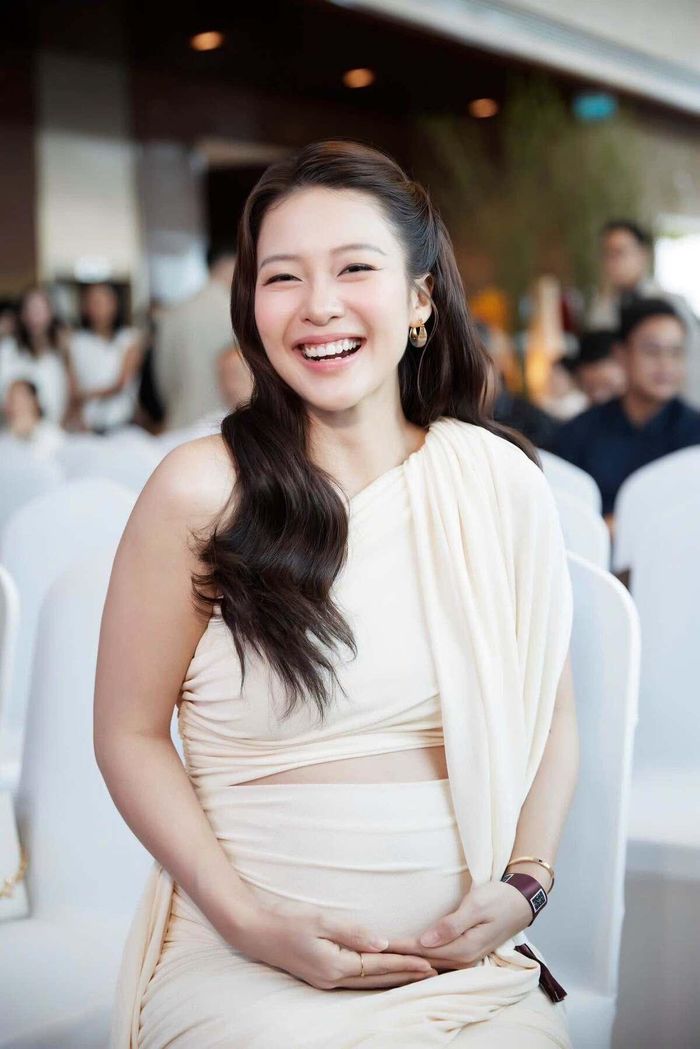 Vợ chưa cưới của Nhan Phúc Vinh được khen nhuận sắc, "có da có thịt" hơn khi mang bầu. Mỗi lần dự sự kiện, cô thường trang điểm tôn nét tự nhiên, trẻ trung.