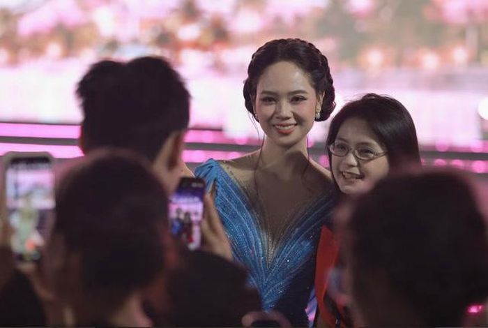 Fan sắc đẹp thích thú chụp ảnh cùng Hoa hậu Mai Phương. 