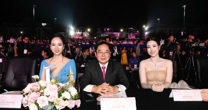 Hoa hậu Phạm Thị Mai Phương, nhà báo Lê Xuân Sơn - nguyên Tổng Biên tập Báo Tiền Phong, cố vấn cuộc thi và Hoa hậu Đỗ Mỹ Linh.