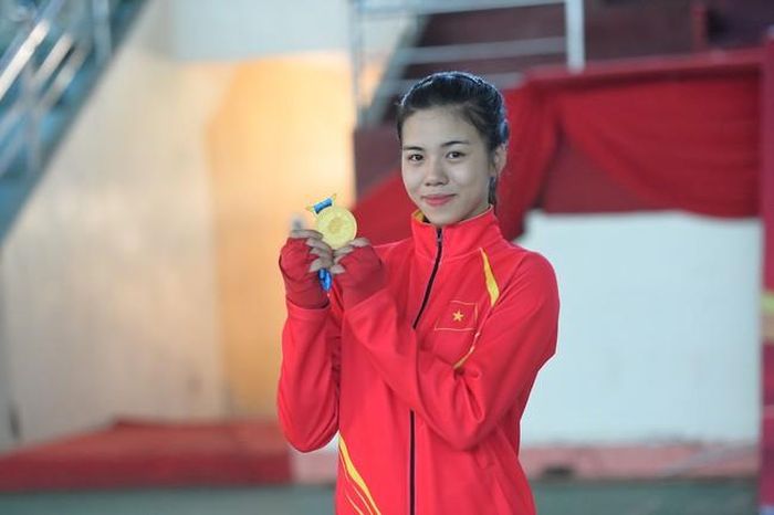 Để giành huy chương vàng thế giới ở tuổi 19, Trần Minh Anh, nữ võ sĩ quê Ninh Bình, đã trải qua hành trình khổ luyện với 3 ca tập mỗi ngày, những chấn thương kéo dài.