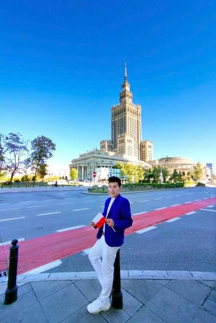 Có một điều nhỏ, anh lưu ý với khách du lịch là Ba Lan không sử dụng tiền Euro mà xài đồng tiền Zloty nên khi đến các sân bay của Ba Lan phải đổi từ Euro sang đồng nội tệ ngay vì trong thành phố không có nhiều điểm thu đổi ngoại tệ. Vì các nước khối Schengen đã bỏ đóng dấu xuất nhập cảnh vào hộ chiếu nên hải quan cửa khẩu sẽ hỏi du khách lịch trình tham quan, địa chỉ khách sạn, vé máy bay khứ hồi nên mọi người cần chuẩn bị trước.