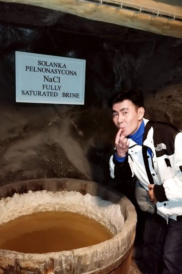 Trong chuyến đi Ba Lan, Đoan Trường có trải nghiệm đặc biệt với mỏ đá muối sâu 100 mét. Theo nam ca sĩ chia sẻ, mỏ đá muối Wieliczka ở thành phố Krakow, Ba Lan. Với tuổi đời hơn 700 năm, nơi đây ẩn chứa vô số điều kỳ diệu, từ những hồ nước mặn, sự huyền bí của các hang động cùng vô số đường hầm cổ kính, tượng điêu khắc bằng muối tinh xảo. Đoan Trường nếm thử và cho biết đá có vị khá mặn.