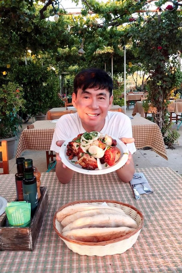 Giọng ca “Dấu yêu” cho biết, ẩm thực tại Ba Lan cũng giống như Nga mà anh rất thích như súp củ cải đỏ phủ sốt kem, thịt heo nướng hành và cà chua thơm lừng.